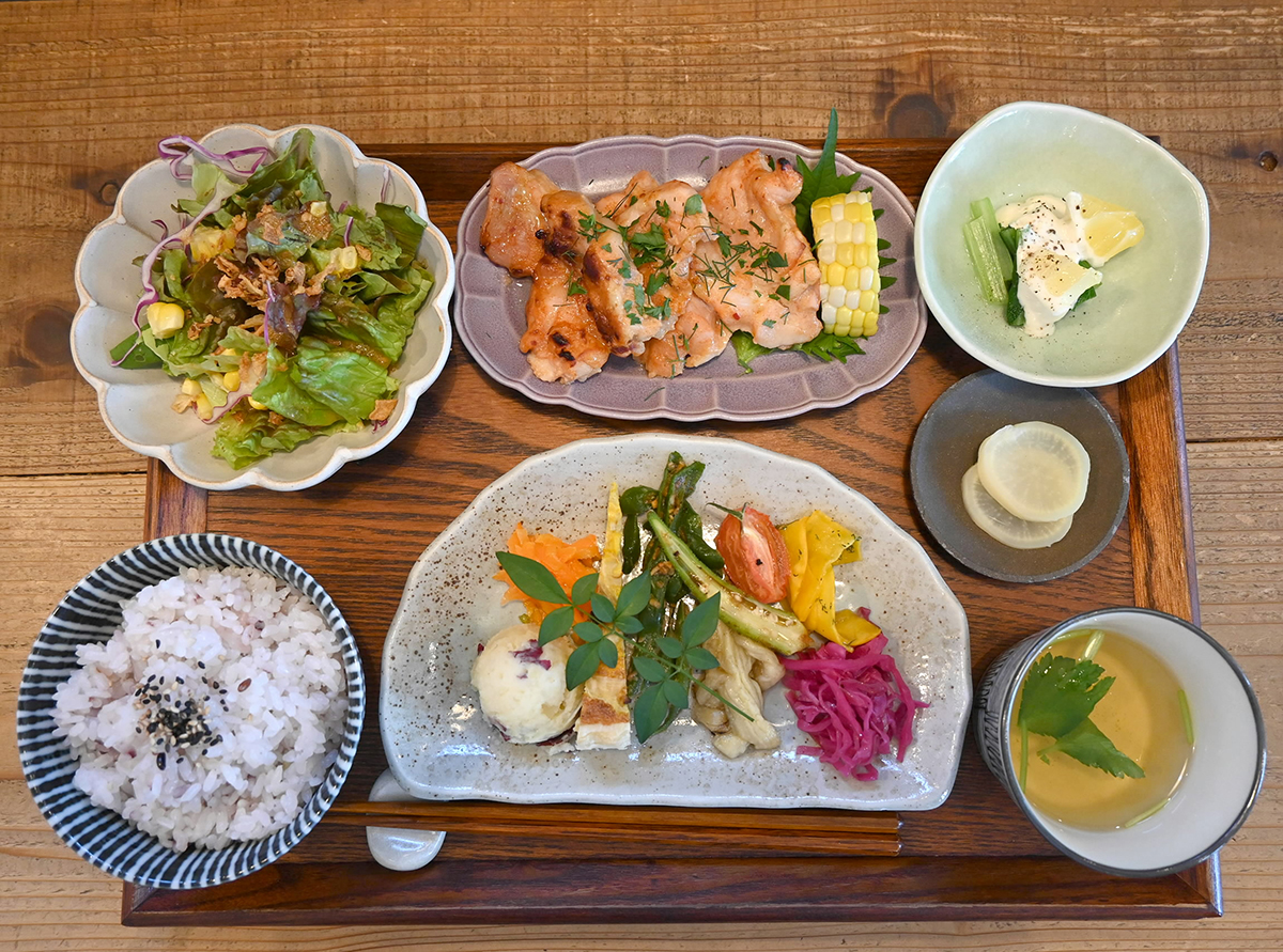 地元野菜ふんだんに 藁屋定食―《自慢のイッピン》ちいきのおと(178
