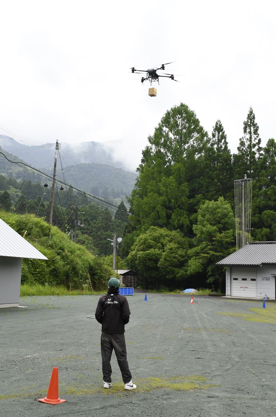 飲料水を輸送するドローン。モーター停止などトラブル時に開くパラシュートも備えているという（土佐町の集落活動センター松ケ丘）
