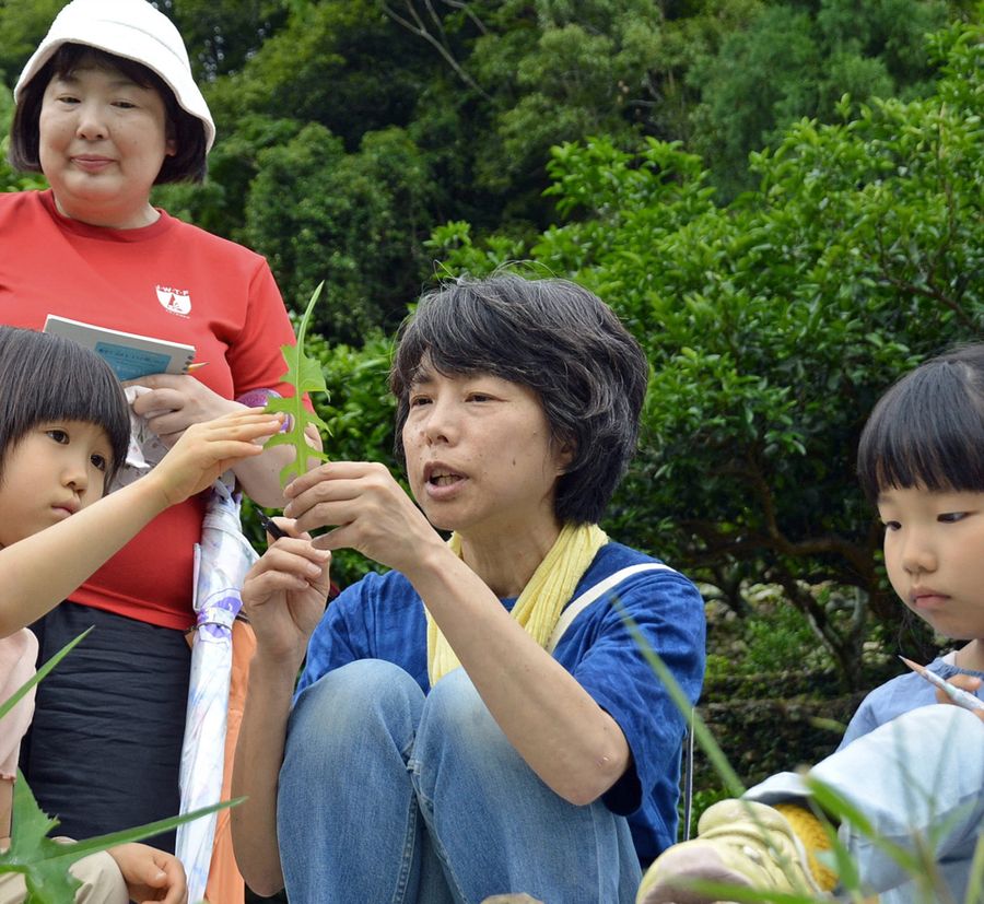 ネイチャージャーナリングのワークショップで子どもらに助言する小林絵里子さん(越知町片岡)
