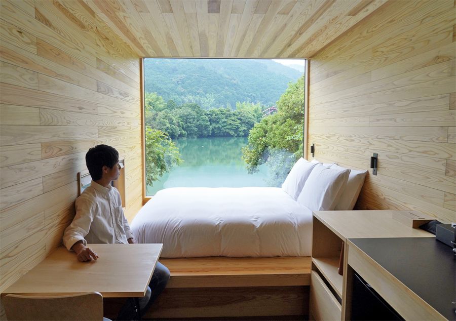 大きな窓から物部川を一望できる「allbeans」(写真はいずれも香美市香北町五百蔵)