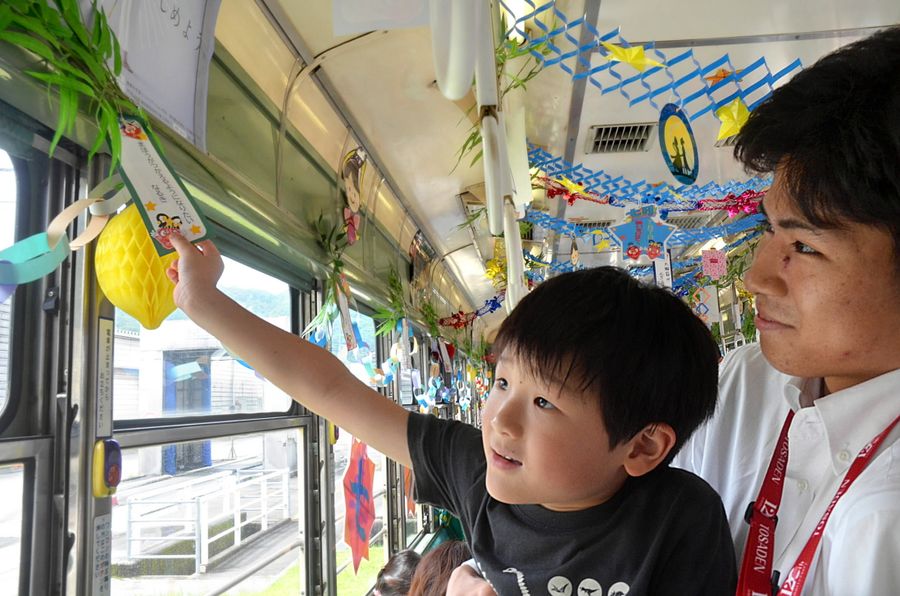 「七夕電車」に短冊を飾り付けた園児(高知市桟橋通5丁目のとさでん交通桟橋車庫)
