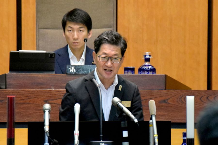 質問戦で答弁する浜田知事