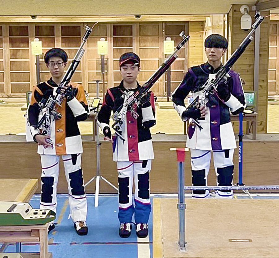 ２種目を制した山本零侍（中央）＝広島県つつがライフル射撃場