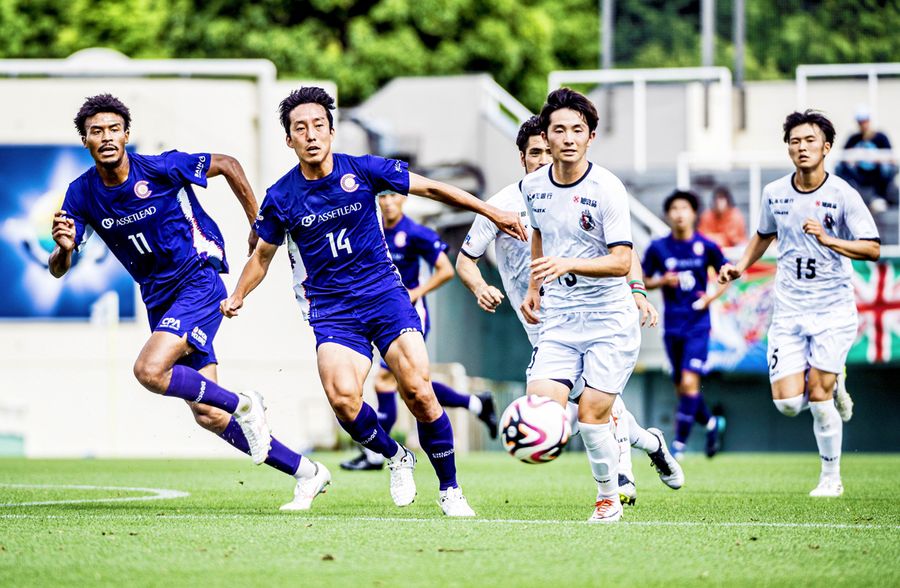 前節の新宿戦、高知Ｕの勝ち越しゴールを決めた（右から）宇田（１５）とピンポイントクロスでアシストした金原。浦安戦でも相手守備陣を切り裂くか（東京都味の素フィールド西が丘）