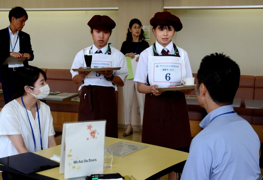 「喫茶サービス」で接客する出場者たち（高知市のポリテクセンター高知）