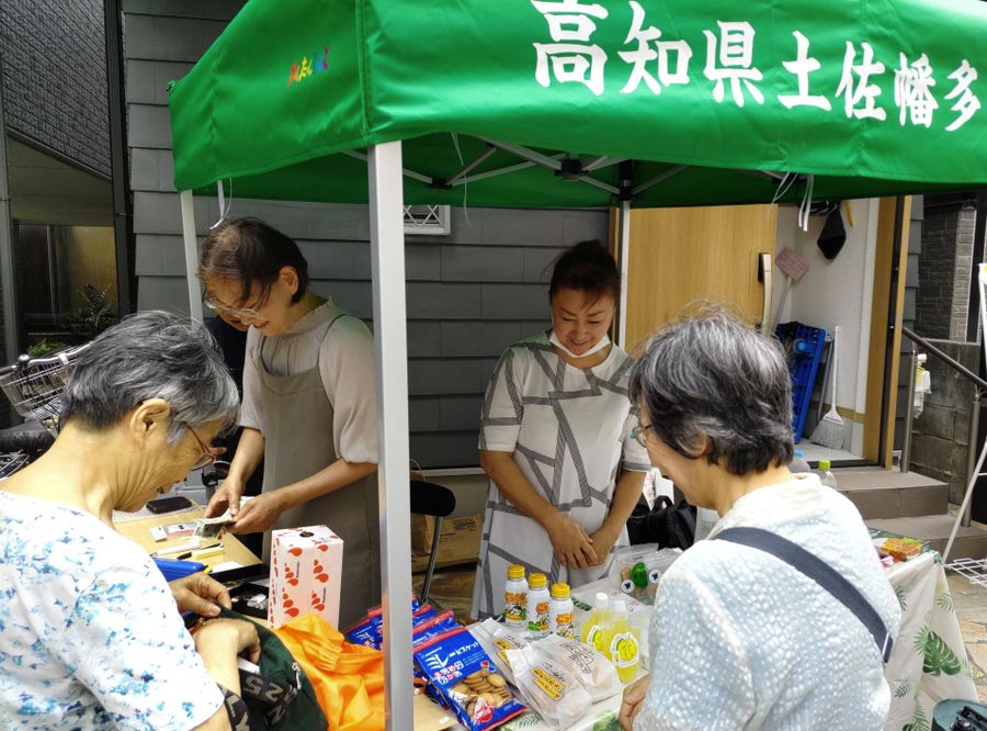 県産品を販売する「土佐幡多の会」会員ら（東京都品川区大井）