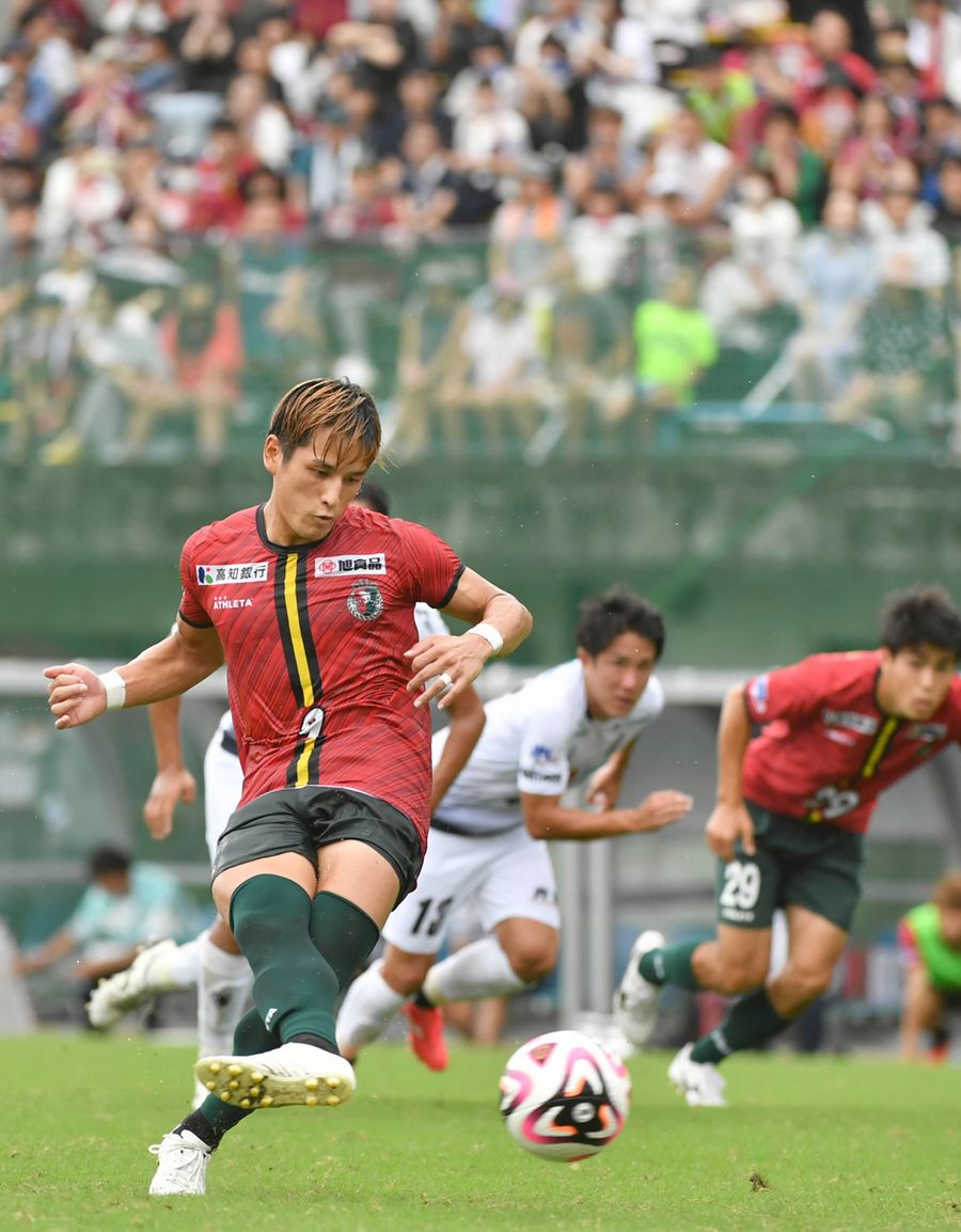 【高知ユナイテッドＳＣ―ブリオベッカ浦安】後半４０分、自ら倒されて得たＰＫを高知Ｕ・新谷がゴール右隅に決めて均衡を破る（春野球技場＝河本真澄撮影）