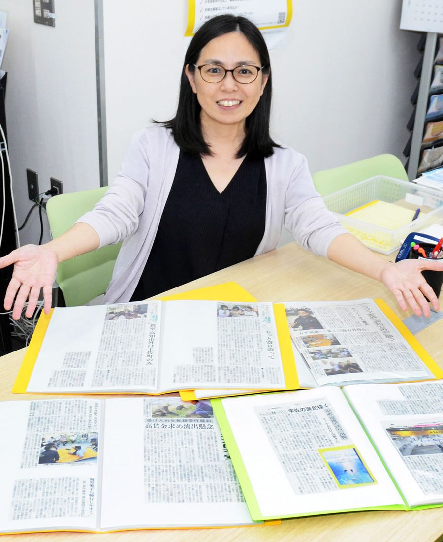 「外国人が安心して暮らせるよう、新聞で勉強を続けたい」と話す広瀬留美子さん（高知市本町４丁目の県外国人生活相談センター）