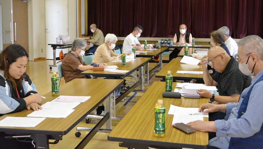 新たな保護司の候補を話し合う香南市赤岡町の住民ら。〝一本釣り〟以外の方法を模索している（香南市の赤岡市民館）