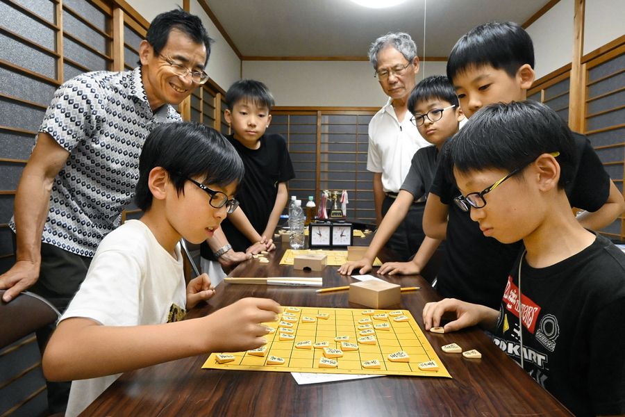 児童たちが切磋琢磨する古津賀将棋教室。開設から半年で県予選を制する子どもたちも出た(四万十市の古津賀集会所)