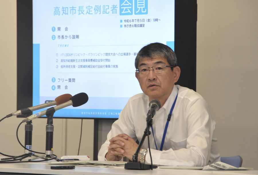 定例会見に臨む高知市の桑名龍吾市長（高知市役所）