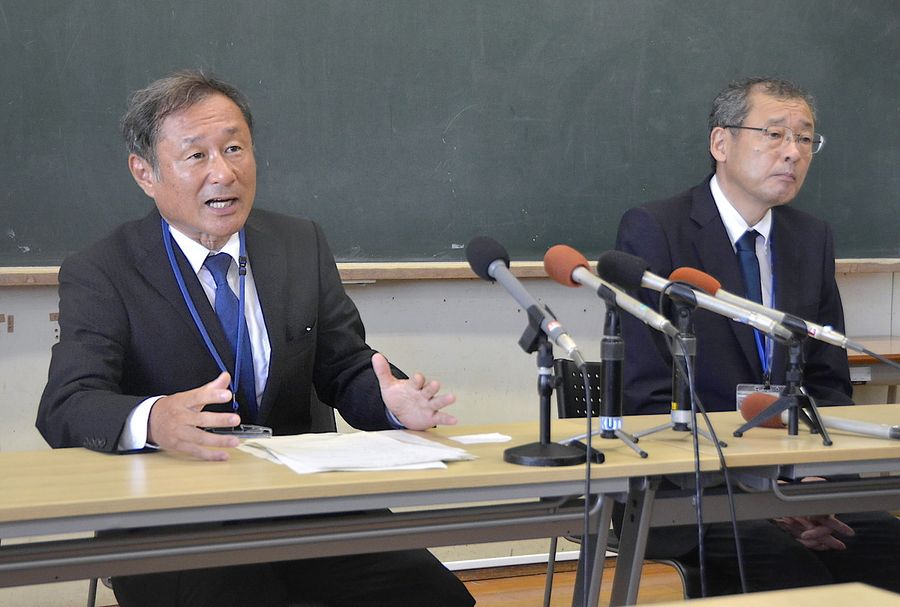 保護者説明会の延期を決めた後、報道陣に対応した中村仁也・長浜小校長（左）と松下整・高知市教育長＝同市長浜