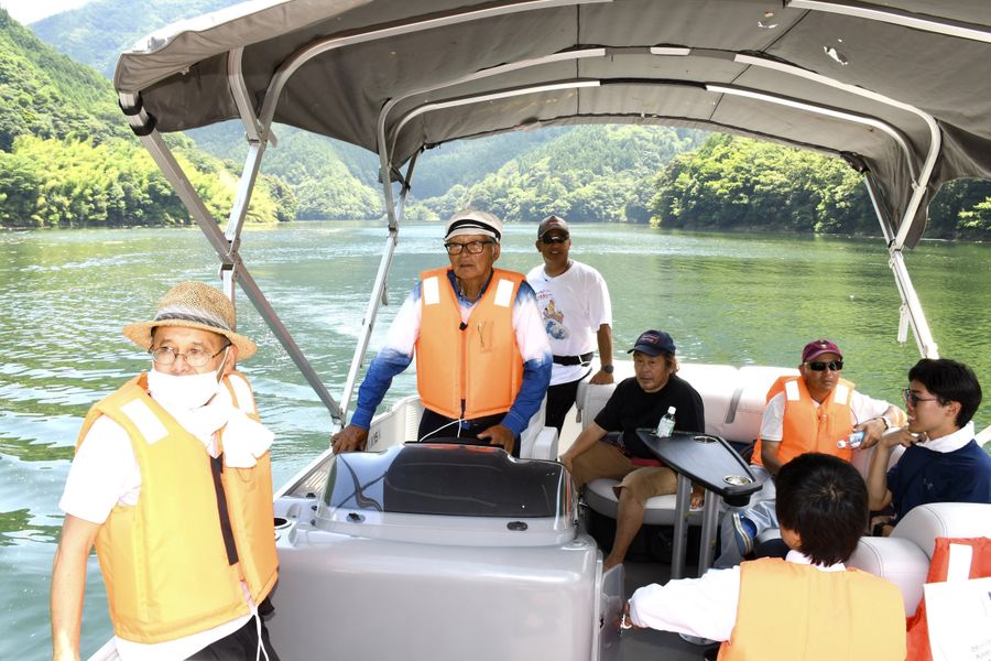 遊覧船を運航する中村英雄さん=中央=ら「新町川を守る会」のメンバーたち(写真はいずれも大川村の早明浦ダム湖)