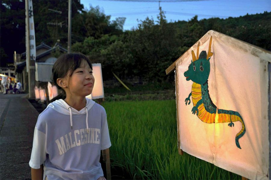 お気に入りの絵馬灯籠に見入る地元の小学生（安芸市川北）