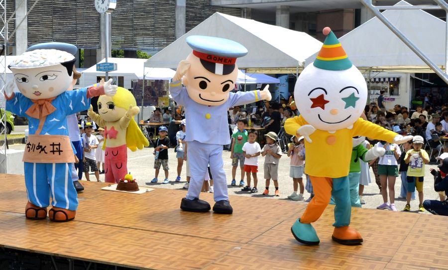 子どもたちに大人気だった、ごめん・なはり線のキャラクターショー(奈半利町の奈半利駅前広場)