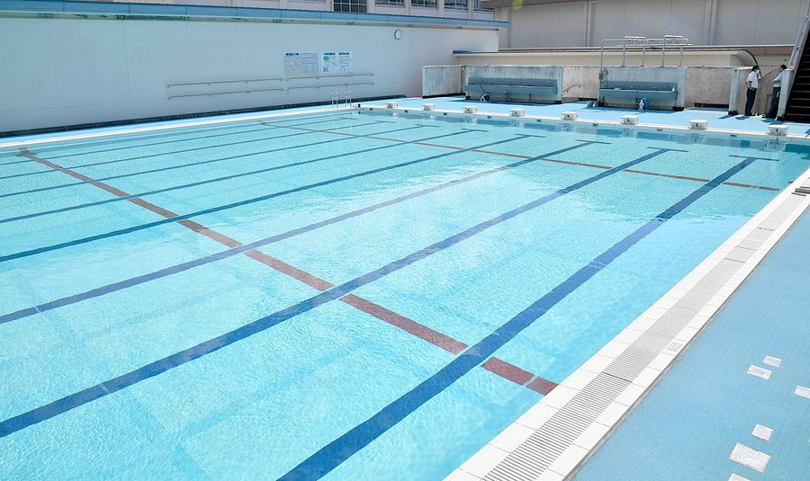 長浜小４年の男児が溺れた南海中のプール（高知市長浜）
