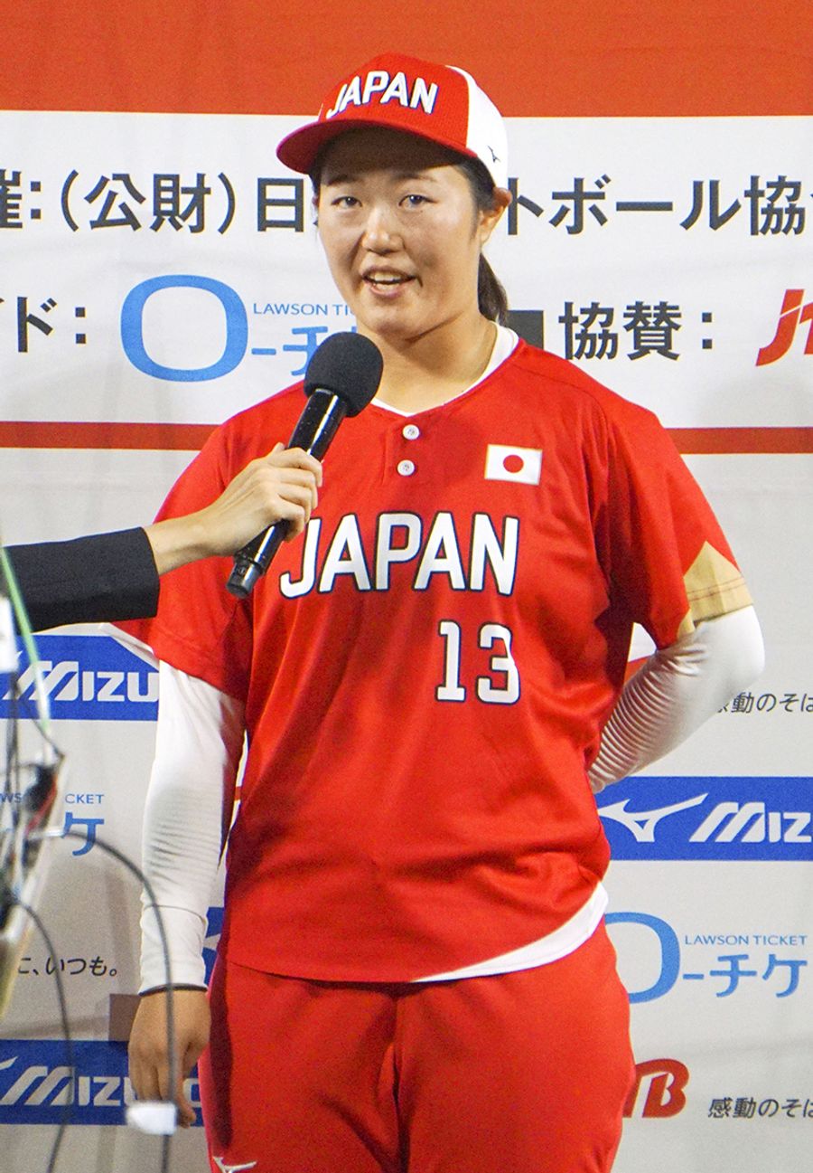 試合後、インタビューに答える下山＝横浜スタジアム