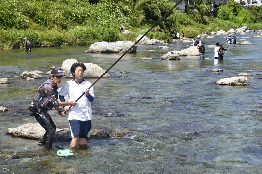 アユ釣りを楽しむ池川中学校の生徒たち（仁淀川町土居甲）