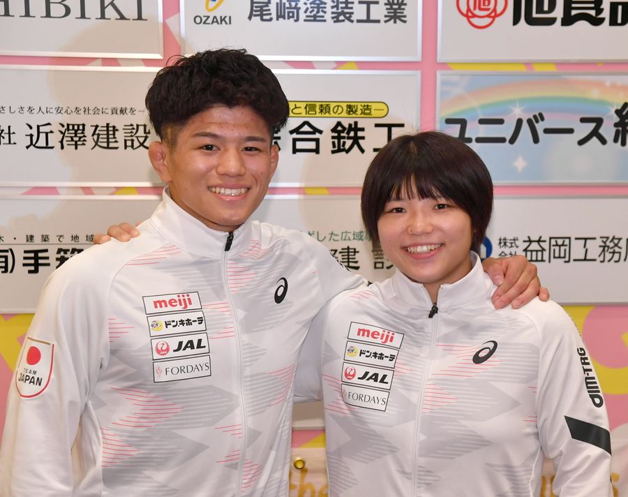 壮行会で肩を組み、パリ五輪金メダル獲得を誓う桜井つぐみ=右=と清岡幸大郎(高知市内=河本真澄撮影)