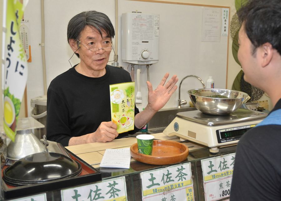 茶の魅力を熱く語る森木睦雄さん（高知市帯屋町２丁目の森木翠香園）