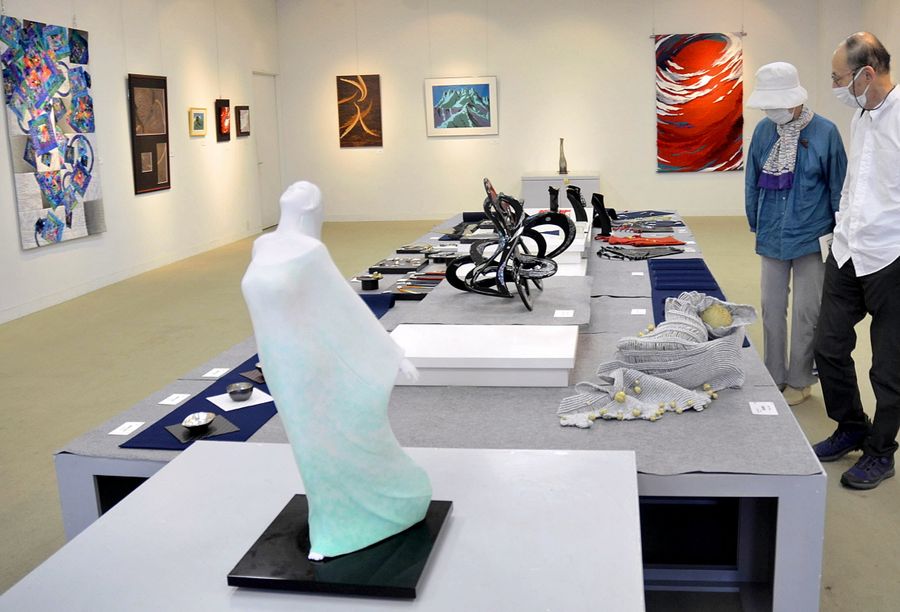 四国在住作家の作品を集めた「現代工芸美術家協会四国会展」(香川県坂出市の「かまどホール」)