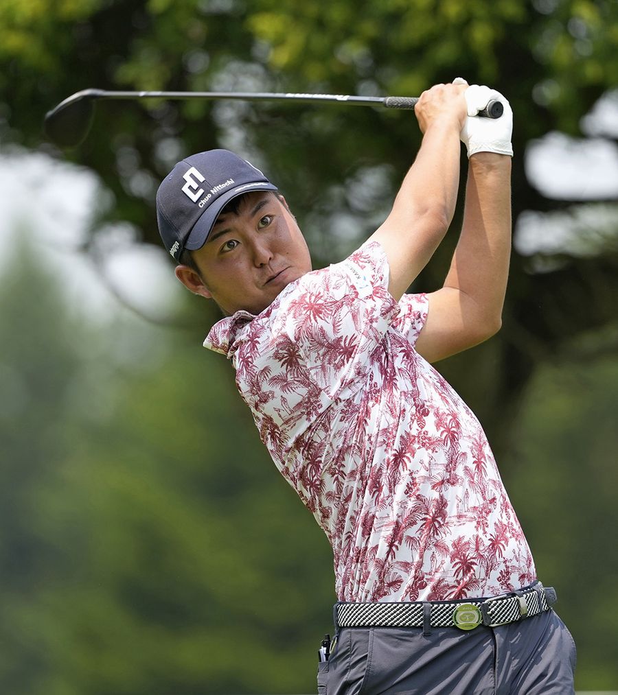 第1日、5番でティーショットを放つ杉山知靖。7アンダーで首位(ザ・ノースカントリーGC)