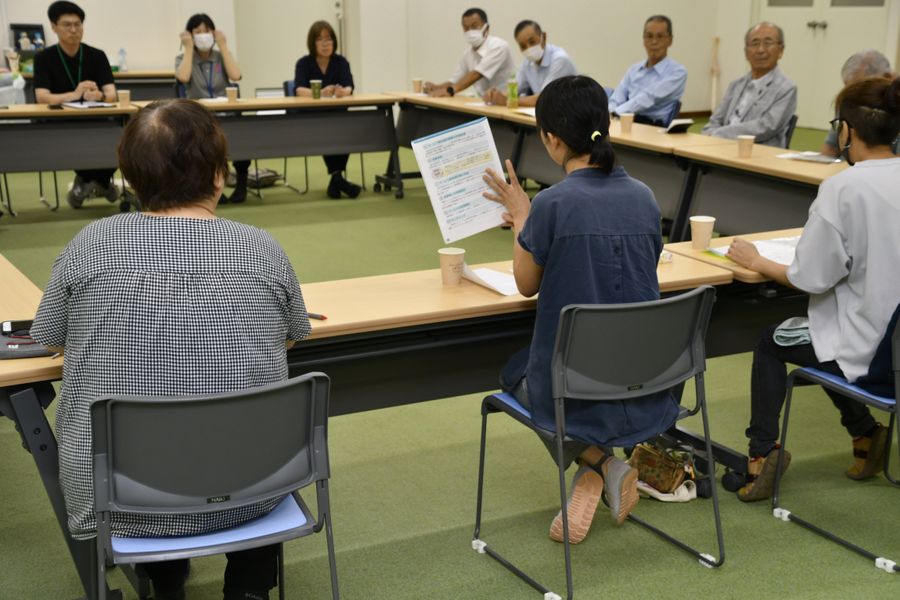 発達障害の悩みや課題を話し合う「ママパパトーク」の参加者（仁淀川町大崎の町交流センター）