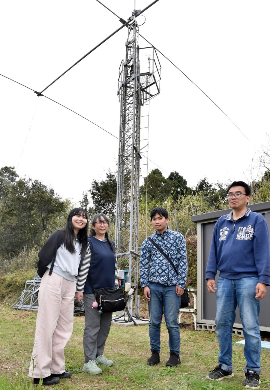 無線で交信を楽しみながら災害に備える竹崎さん一家(高知市内)