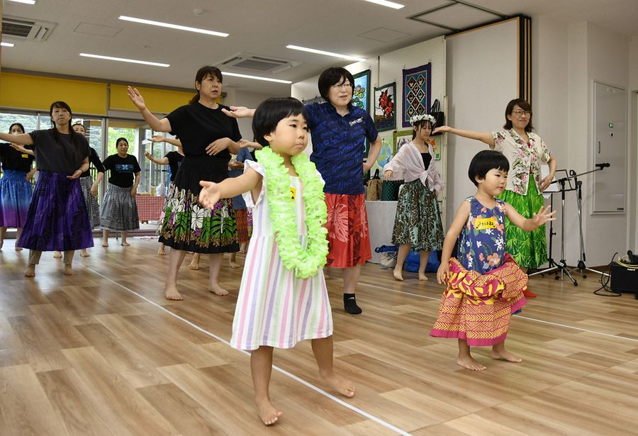 体験会でフラダンスを楽しむ参加者（東洋町の甲浦集落活動センターなぎ）