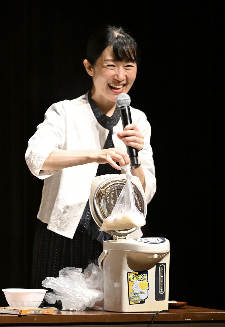 湯沸かしポットを使った非常時の調理法を紹介する今泉マユ子さん（土佐清水市寿町の市民文化会館）