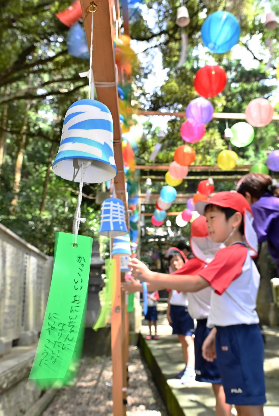みさと幼稚園の園児が風鈴を飾り付けた風鈴回廊（高知市仁井田）
