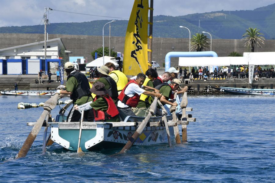 ２５０人が熱戦を繰り広げた昨年９月の土佐室戸鯨舟競漕大会。存続の危機を迎えていたが、今夏から観光協会が引き継ぐことが決まった（室戸市の室戸岬新港）