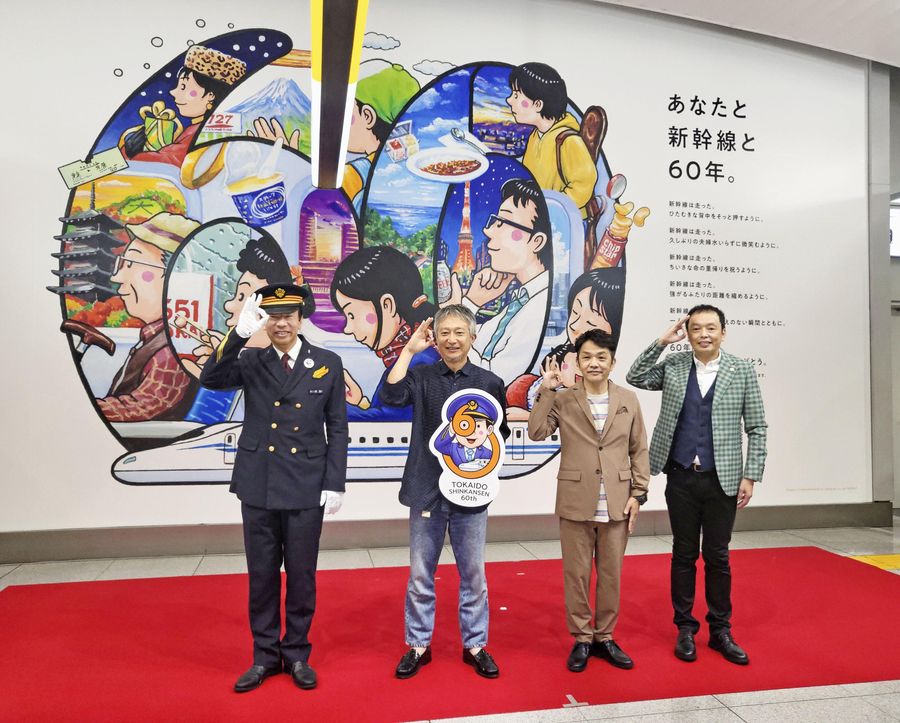 除幕式に出席した（右から）「中川家」の礼二さん、剛さん、絵本作家の鈴木のりたけさん＝６月、ＪＲ品川駅