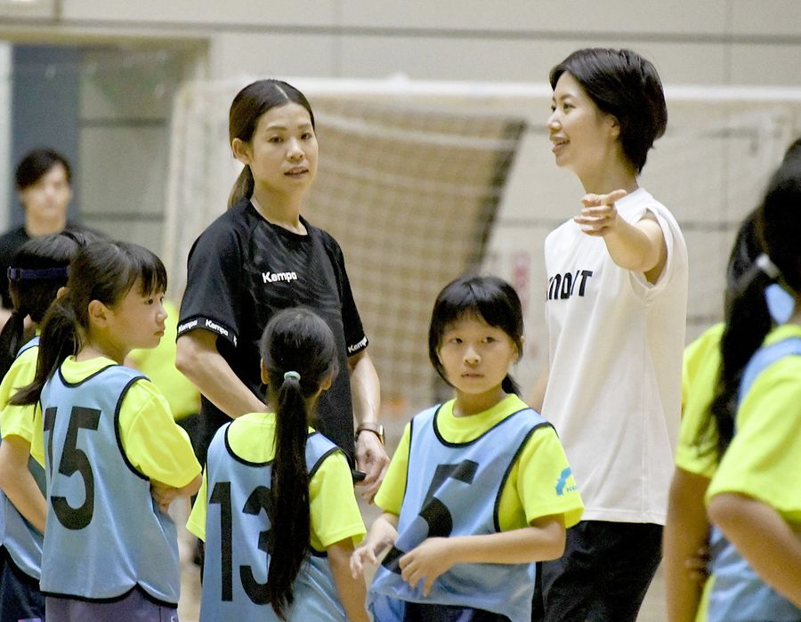 高知ＪＨＣコーチの川原歩さん（右）とともに指導する田辺夕貴さん