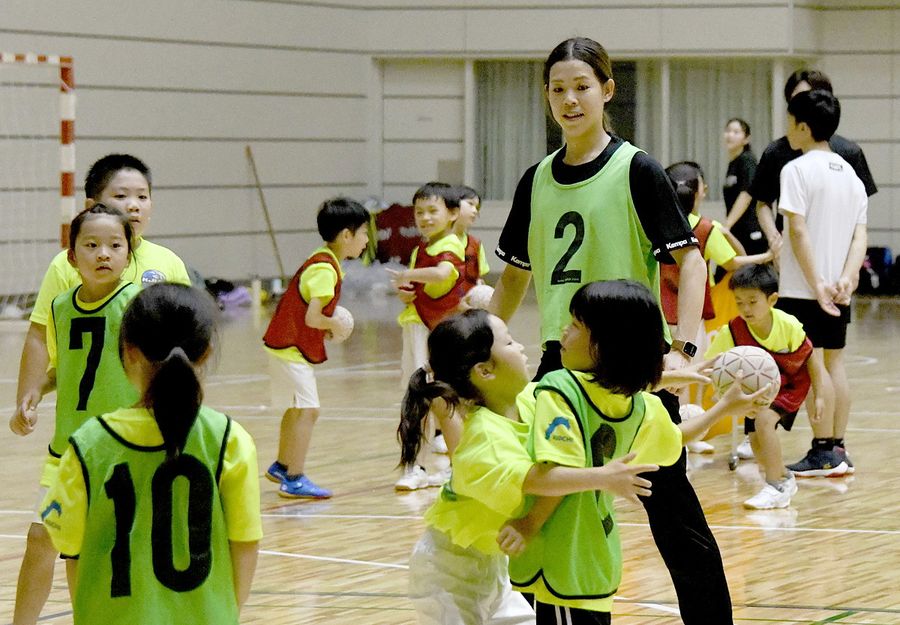 ミニゲームに交じって子どもたちにアドバイスを送る田辺夕貴さん（写真はいずれも県青少年センター）