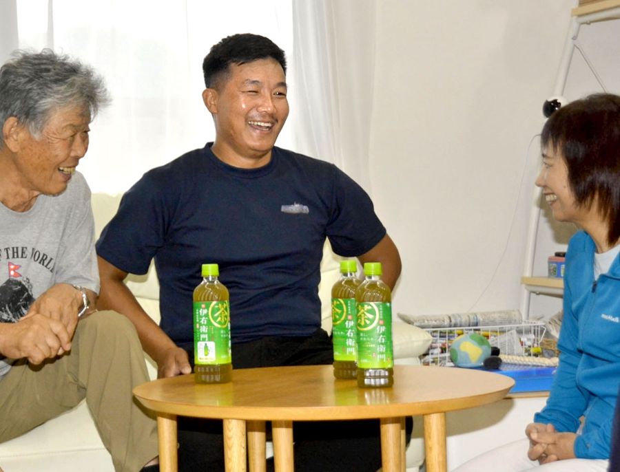 県山岳連盟メンバーと交流するマンディップ・グルンさん（中央）