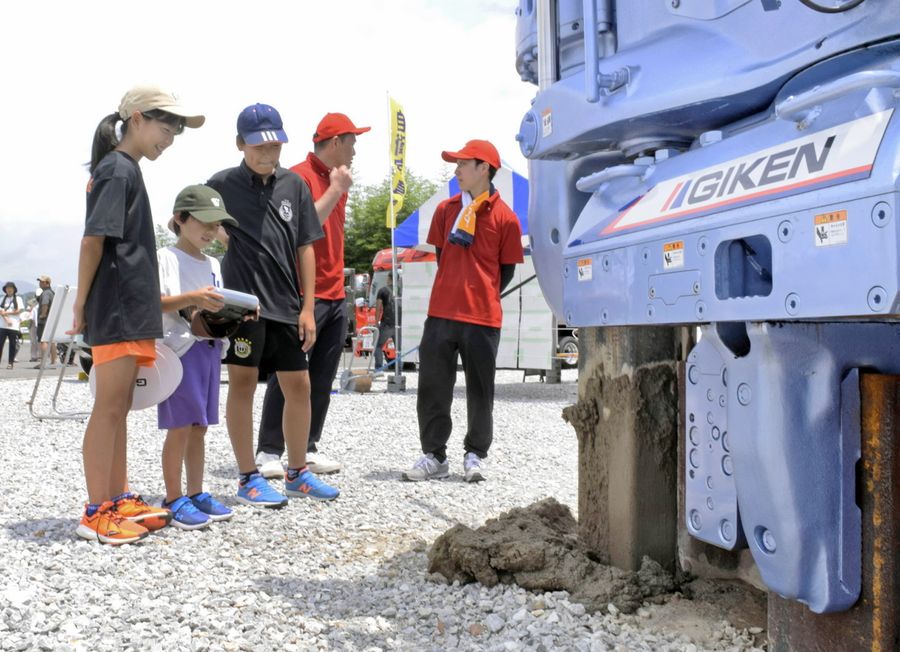 サイレントパイラーの操作を体験する子どもら（香南市の「RED　HILL　１９６７」）