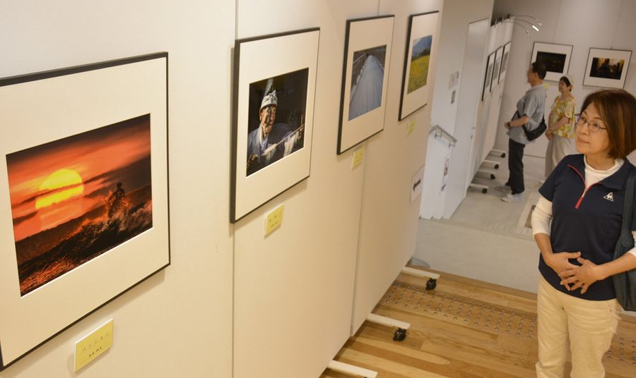 印象的なシーンを切り取った４０点が並ぶ写真展（土佐市高岡町乙の「つなーで」）