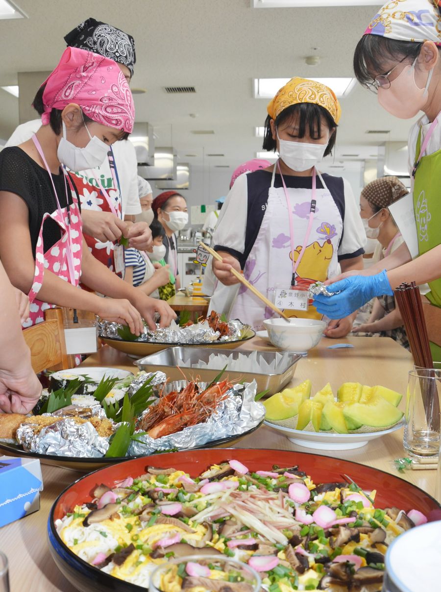 皿鉢料理を盛り付ける小学生(高知市九反田の市文化プラザ「かるぽーと」)