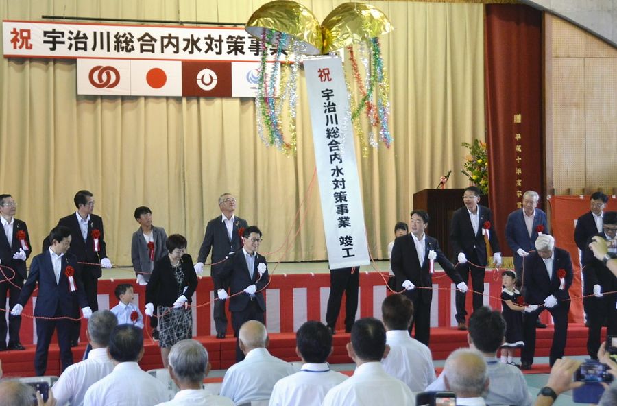 いの町の宇治川流域の内水対策事業完了を祝う関係者(いの町の枝川小学校)