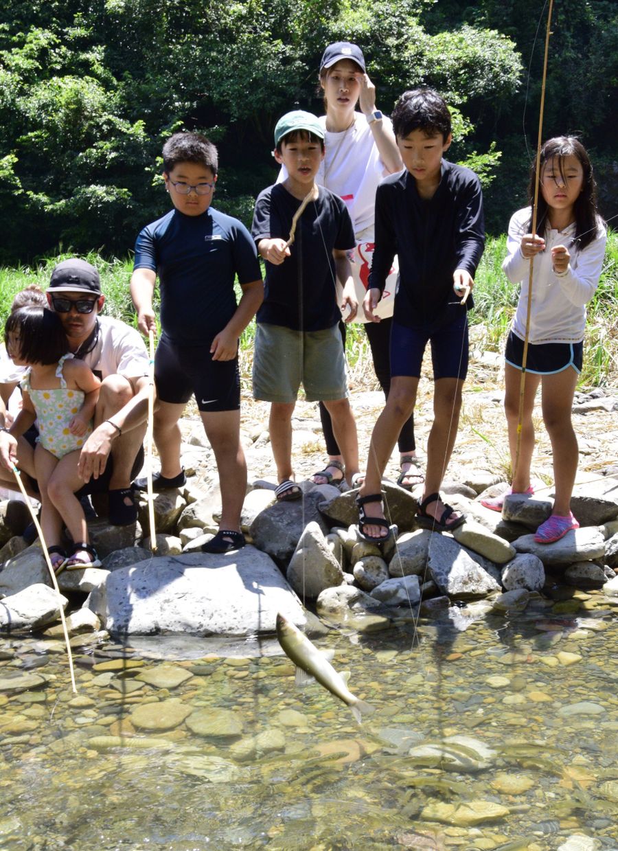 アユ釣りなどでにぎわった清流まつり(三原村の三原キャンプ場)