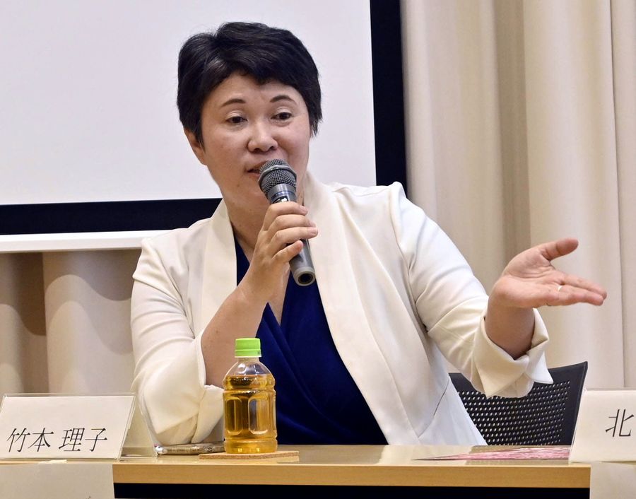 美術分野でのＡＩ活用例を語る竹本理子副館長（高知市追手筋２丁目のオーテピア）