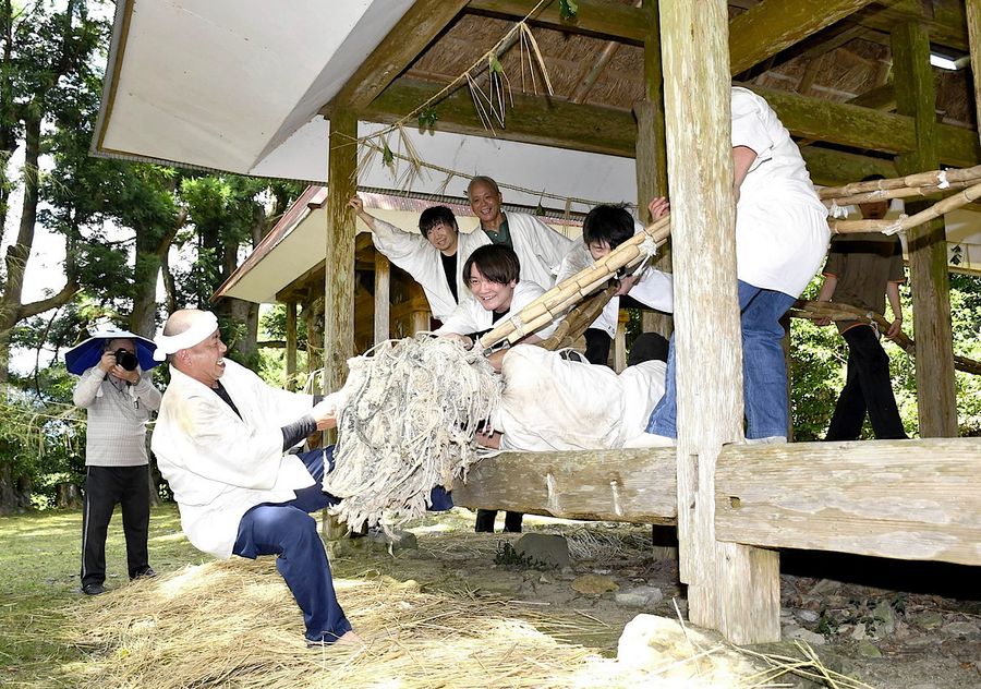 巨大な数珠を抱えたまま舞堂から落ちた参加者を引っ張り上げる攻防も「南川百万遍祭」の見どころ（土佐町南川の大谷寺）