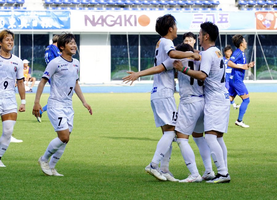 【ラインメール青森―高知ユナイテッドＳＣ】後半９分、ミドルシュートを突き刺した上月を囲んで喜び合う高知Ｕイレブン（青森市カクヒログループアスレチックスタジアム＝ラインメール青森提供）