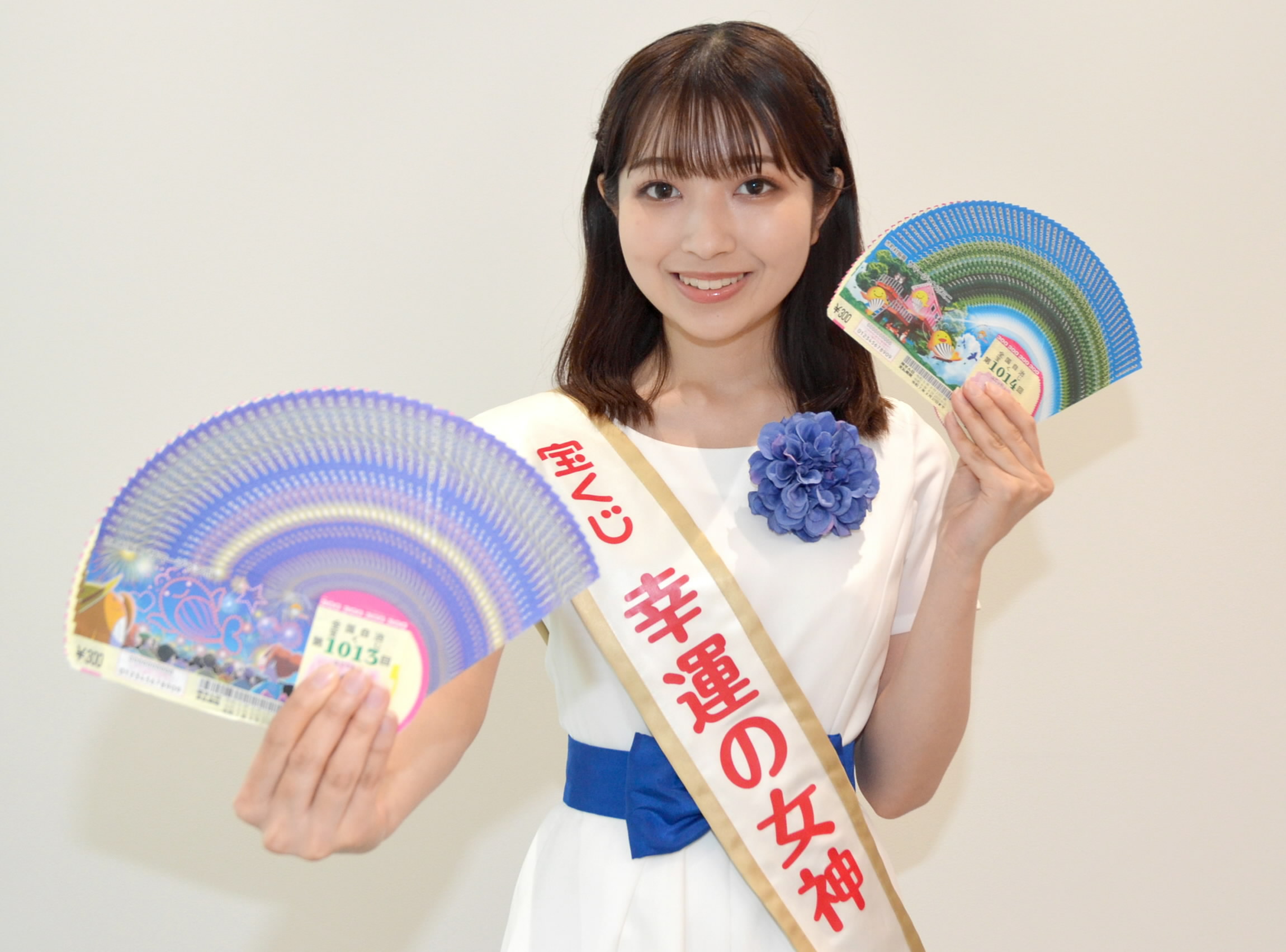 幸運の女神 サマージャンボ宝くじPR「幸運の女神」が来高 | 高知新聞