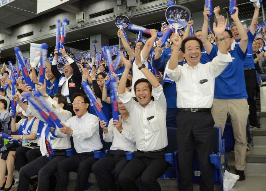 南武志選手の逆転打に盛り上がる四国銀行の応援団（東京ドーム）