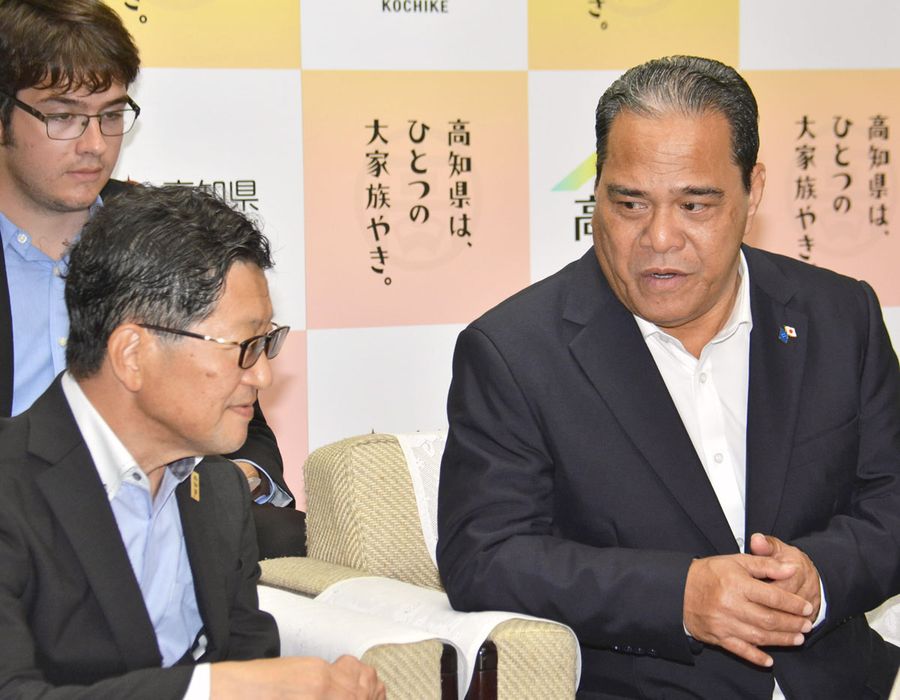 浜田省司知事と懇談するミクロネシア連邦のウェズリー・シミナ大統領（県庁）