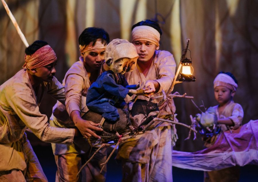 人形を表現豊かに操る「ペーパームーン・パペット・シアター」（Papermoon Puppet Theatre「Ａ Bucket of Beetles」公演より）