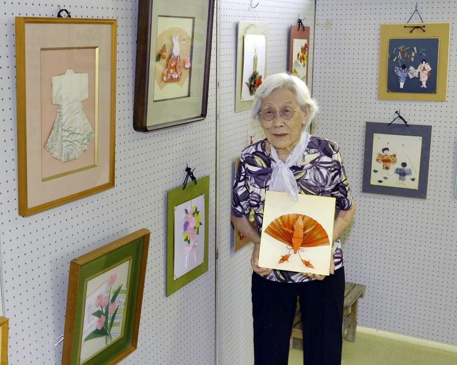 ４０年以上折り紙を続ける佐藤満子さん。９５歳で初めての作品展を開いた（安芸市矢ノ丸３丁目の市女性の家）
