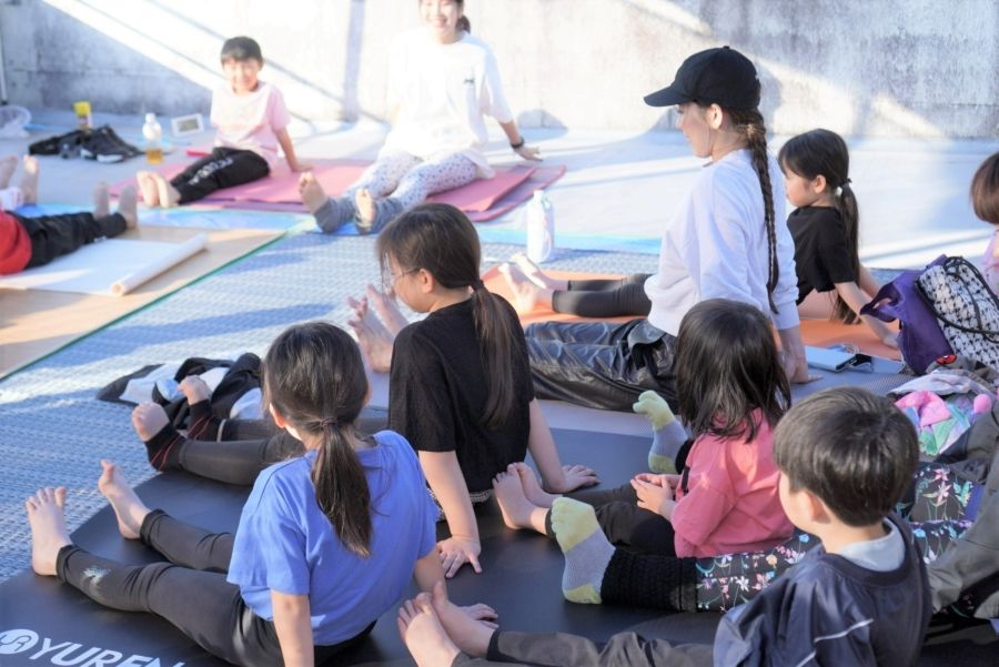 昨年の親子向けヨガ。「家で大暴れしている子どもたちが瞑想(めいそう)していて、感動!」との声も寄せられました(提供写真)